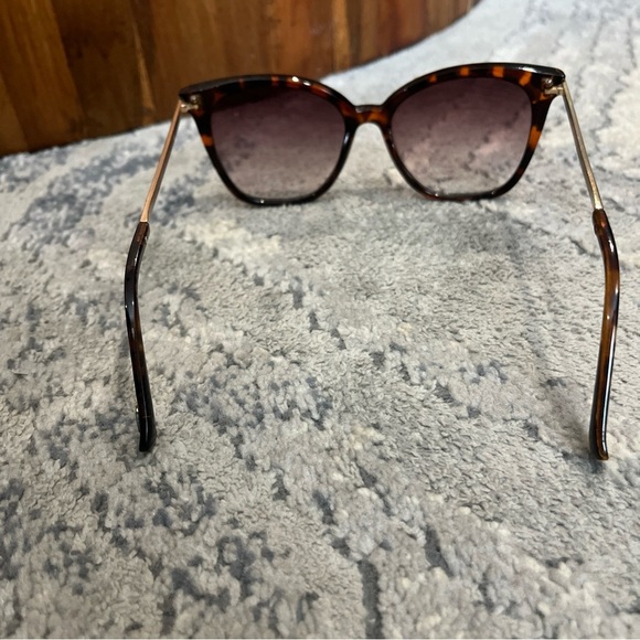 Oscar de la Renta  Tortoise Sunglasses Scratched Lenses - Picture 6 of 9